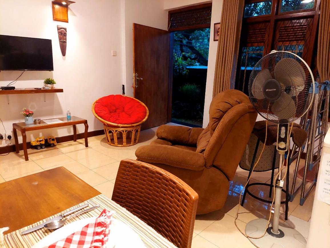 Golden Villa Kandy - "Free Pickup From Kandy " Buitenkant foto